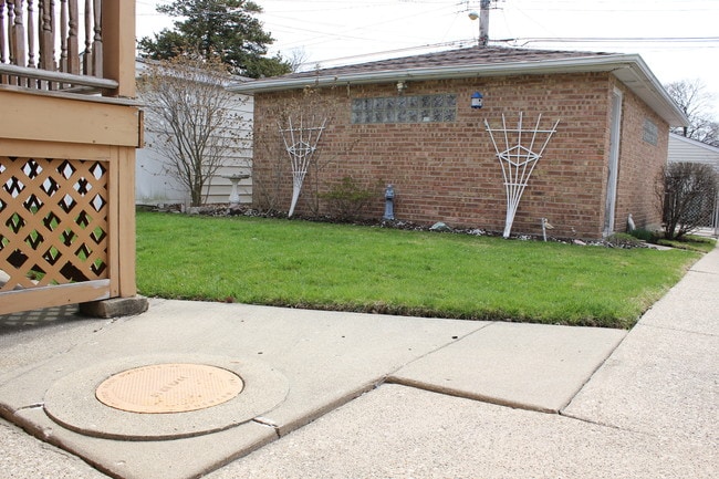 Building Photo - 7615 W Devon Ave