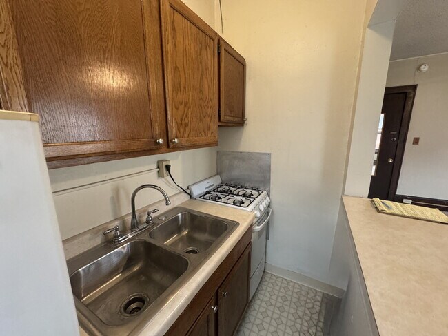 Building Photo - "Charming Studio Retreat in Minneapolis - Cozy 410 Sq. Ft. Gem with Full Bath!"