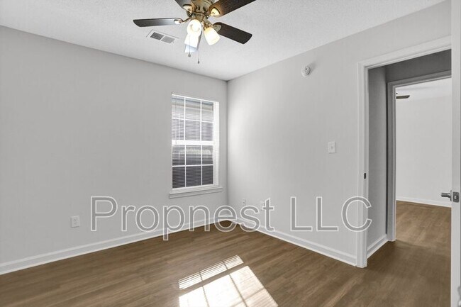 Building Photo - 866 Barrington Woods Cove