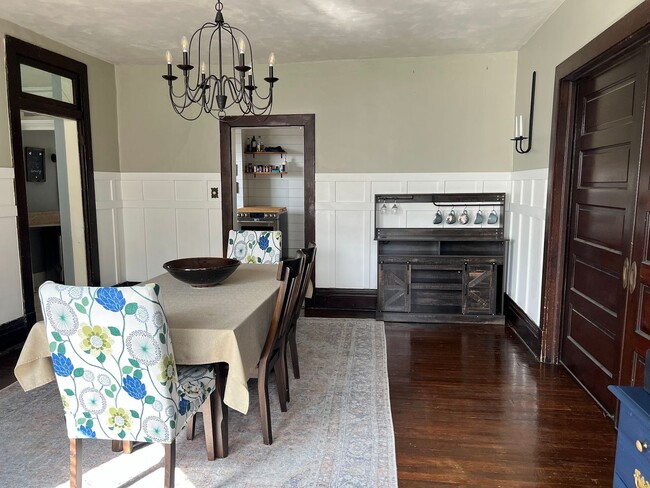 Building Photo - Charming 3 Bedroom with Lush Sunset Views ...