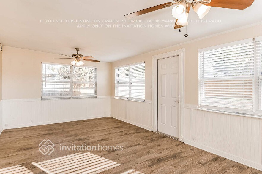 Building Photo - 1713 Roslyn Ave