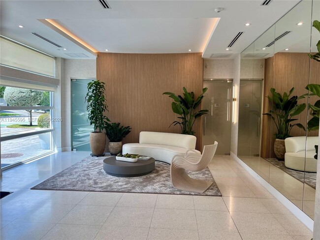 Building Photo - 9821 E Bay Harbor Dr