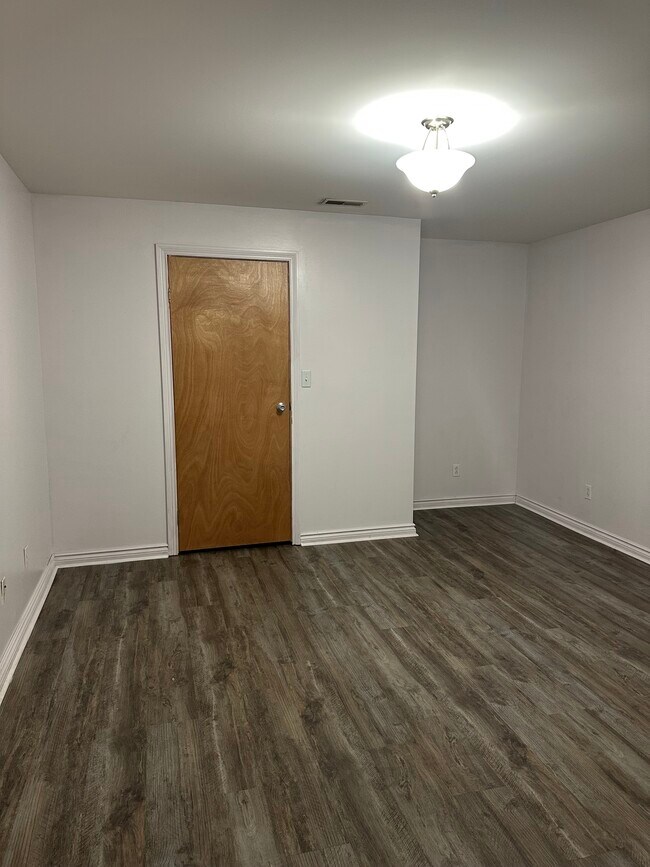 Building Photo - 1323 Winchester Ave