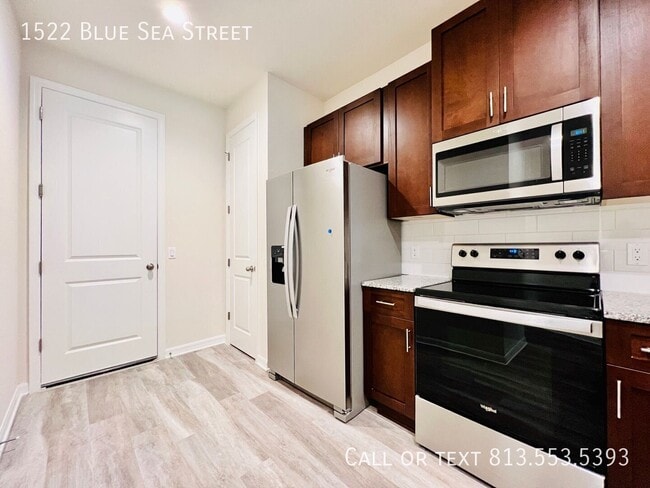 Building Photo - 1522 Blue Sea St