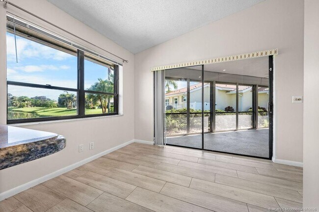 Building Photo - 2386 SW Creekside Dr