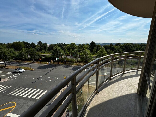 Building Photo - Luxury Fully Furnished 2BR/2BA Corner Cond...