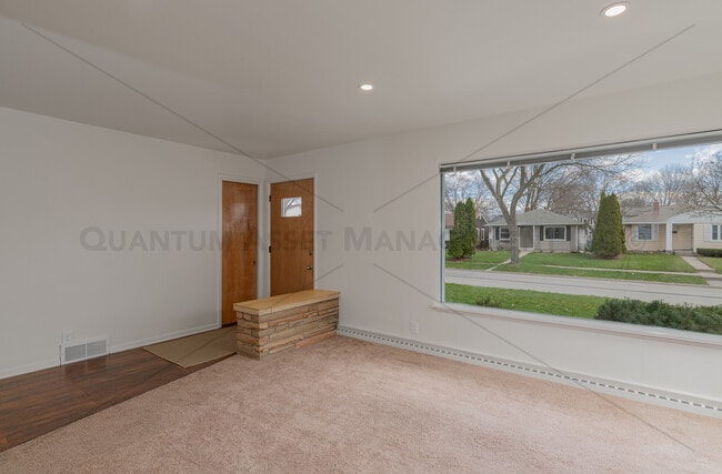 Building Photo - 5415 N Lydell St
