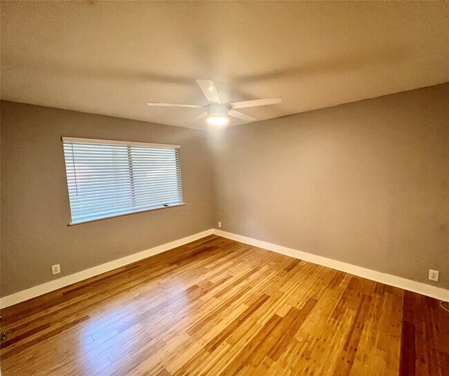 Building Photo - 3006 Lakeside Dr