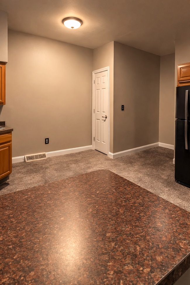 Building Photo - 422 E 4th St