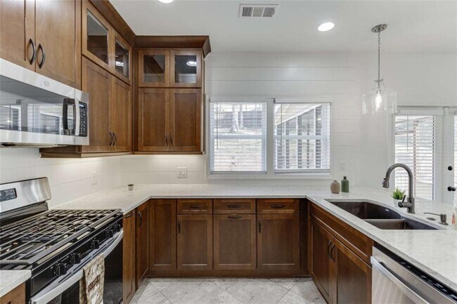 Building Photo - 1840 Oak Tree Hollow