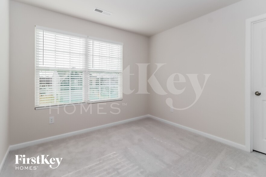 Building Photo - 125 Hazelnut Wy