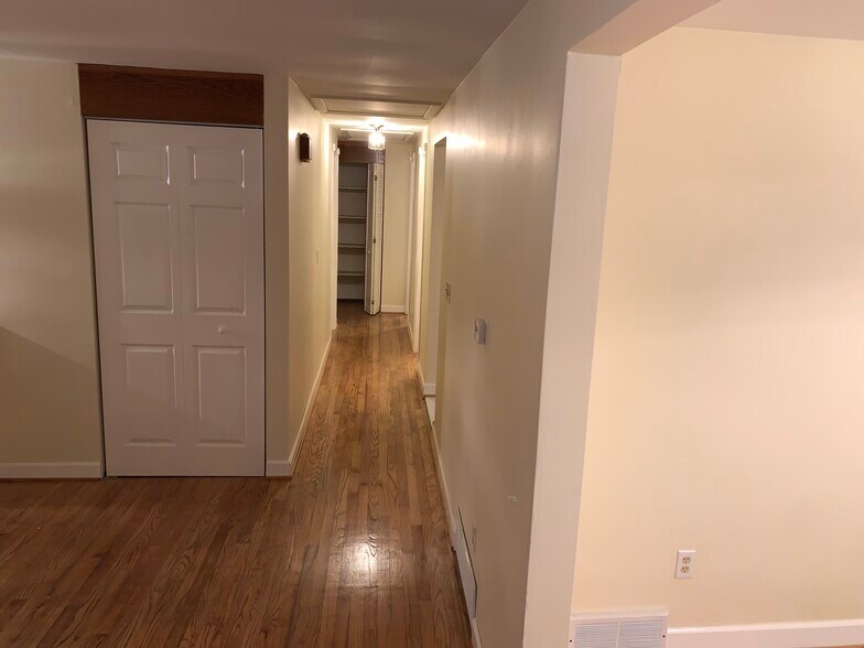 Building Photo - 4268 Sample Ct