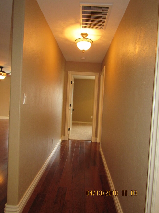 Building Photo - Fantastic home located in Eastlake