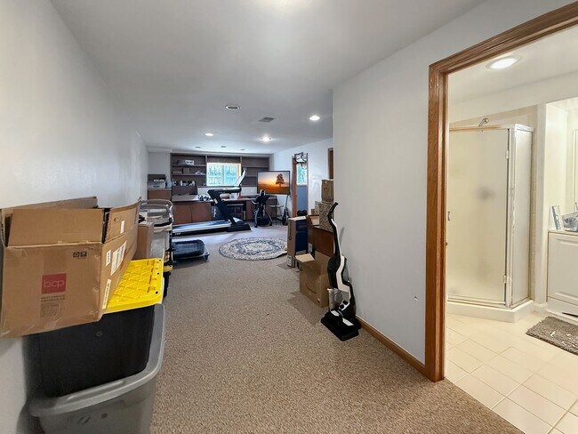 Building Photo - $0 DEPOSIT OPTION. SPACIOUS 4-BEDROOM CENT...