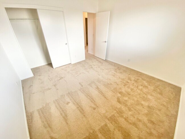 Building Photo - CUTE 3 BEDROOM / 2.5 BATHROOMS, TOWNHOME W...