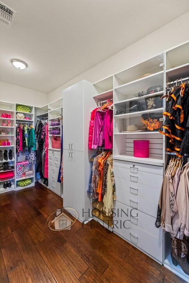 Building Photo - Executive Gated Serrano Golf-Course Home with Views of the 16th Hole!