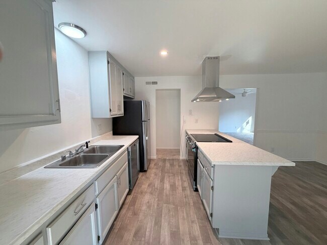 Building Photo - 670 Pine Way