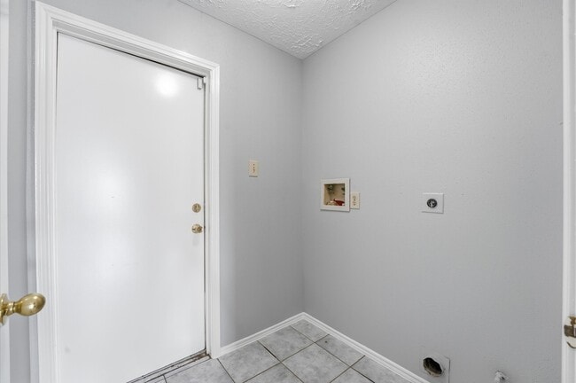 Building Photo - 7011 Lost Thicket Dr