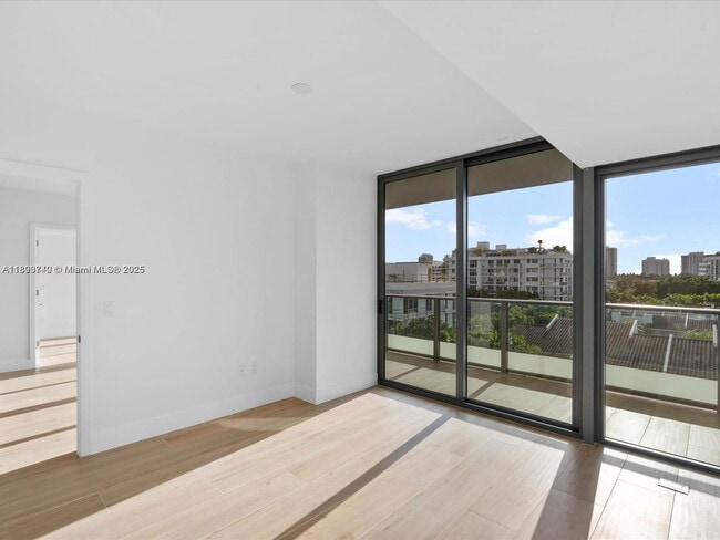 Building Photo - 9901 W Bay Harbor Dr