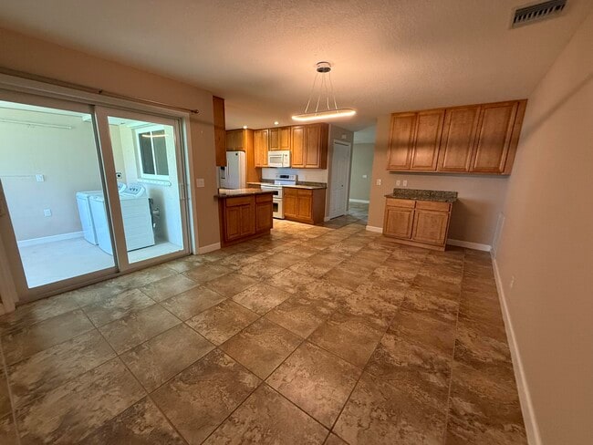 Building Photo - 1143 SE Sabina Ln