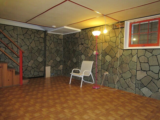 Building Photo - Charming 3 Bedroom/1 Bathroom Townhome with Finished Basement in New Northwood, MD!