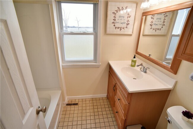 Building Photo - 2331 Edgemere Dr