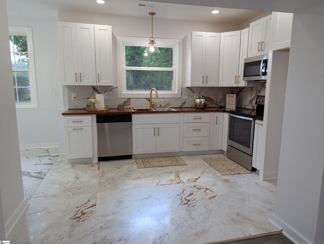 Building Photo - 2115 Oakhurst Cir