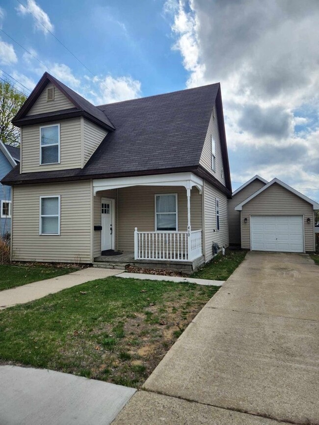 Building Photo - Charming Home in Cadillac Available May 2024