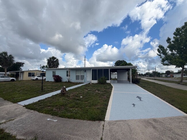Building Photo - "Charming 3-Bedroom in Port Charlotte – Cozy Comfort Awaits!"