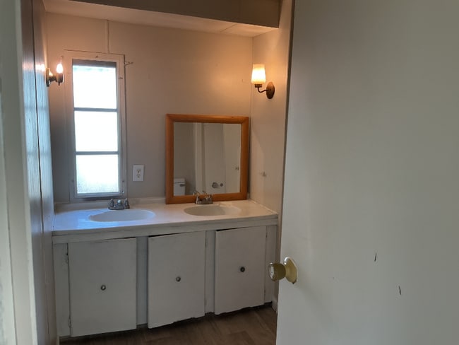 Building Photo - 619 Prosperity Dr