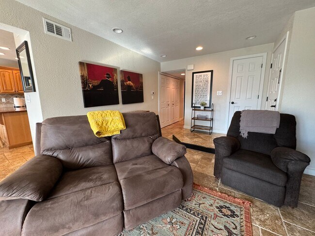 Building Photo - Riverfront 2BR Condo Great Views, Luxury Furnished incl UTILITIES