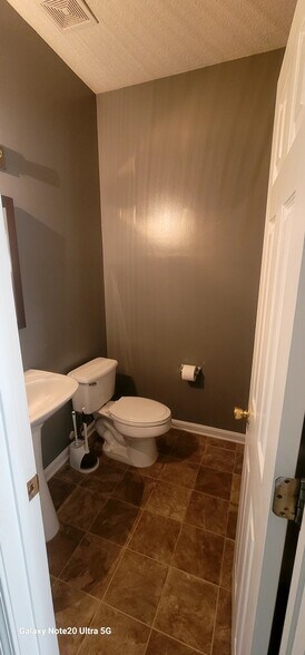 Half Bathroom - 140 Brentwood Dr