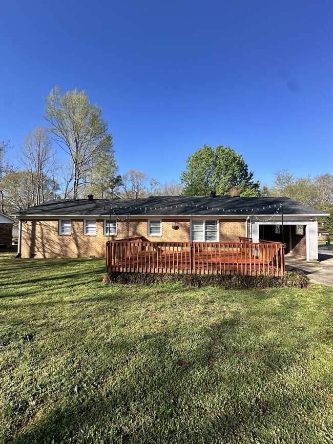 Building Photo - 400 Wesley Dr