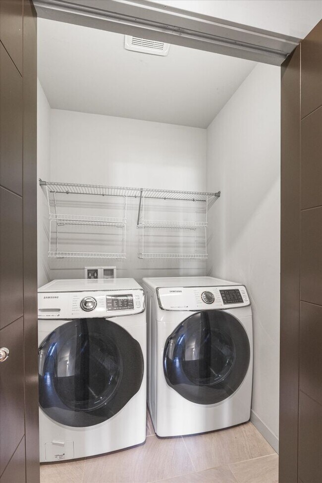 Building Photo - LUXURY MAGNOLIA 3 BED TOWNHOME FOR RENT W ...