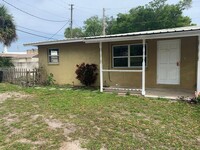 Building Photo - TWO BEDROOM IN TRIPLEX AVAILABLE NOW! PET ...