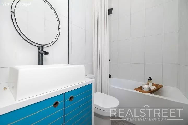 Building Photo - Welcome to your new apartment in Greenpoint!