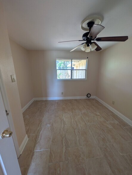 Building Photo - 5011 Warren Dr