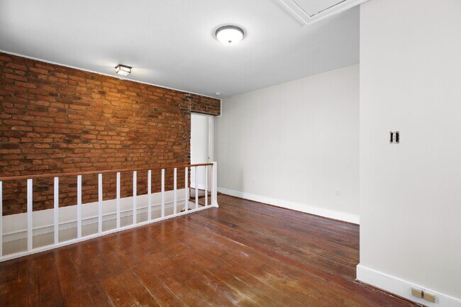Building Photo - 710 Caroline St