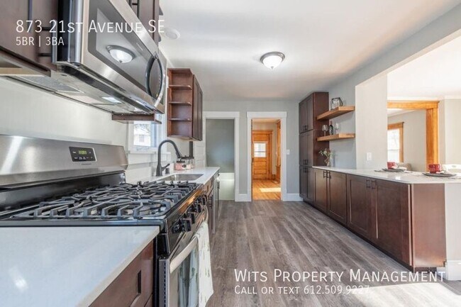 Building Photo - 873 21st Ave SE