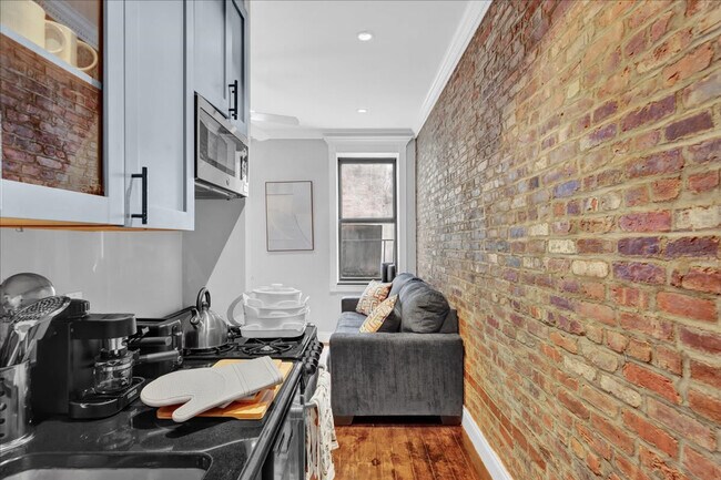 Building Photo - 346 E 18th St