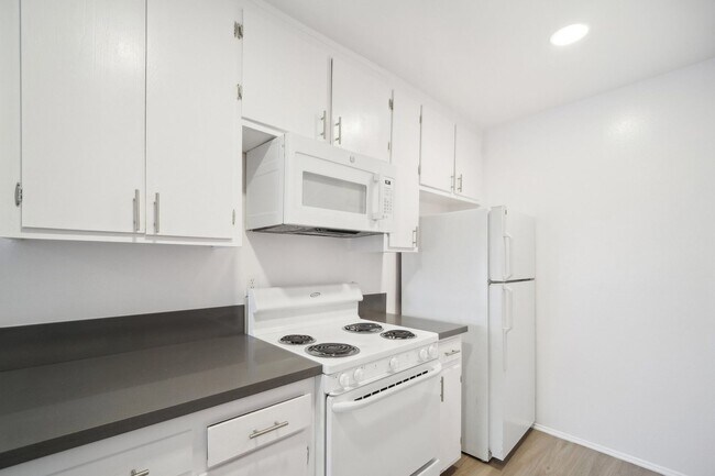 Interior Photo - 18411 Vincennes St