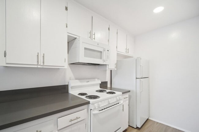 Interior Photo - 18411 Vincennes Street