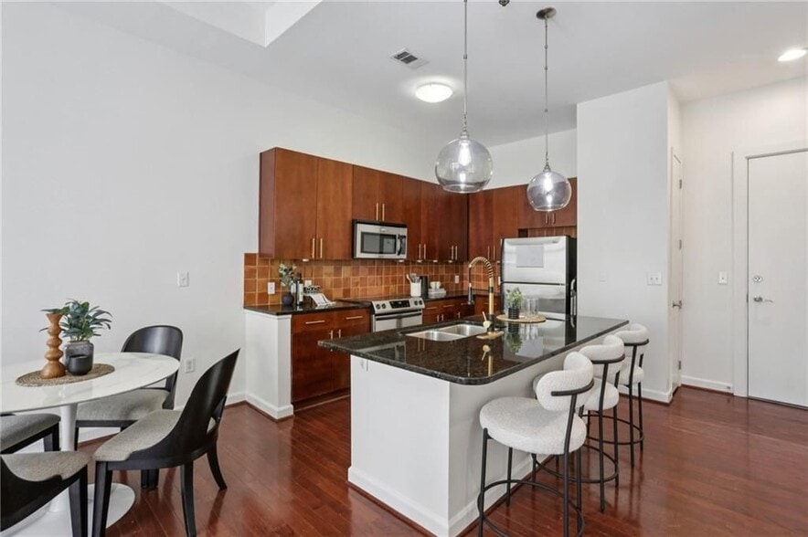 Building Photo - 711 Cosmopolitan Dr NE