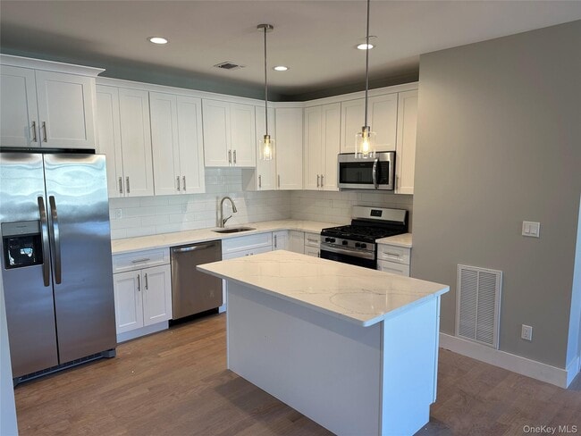 Building Photo - 400 Oak St