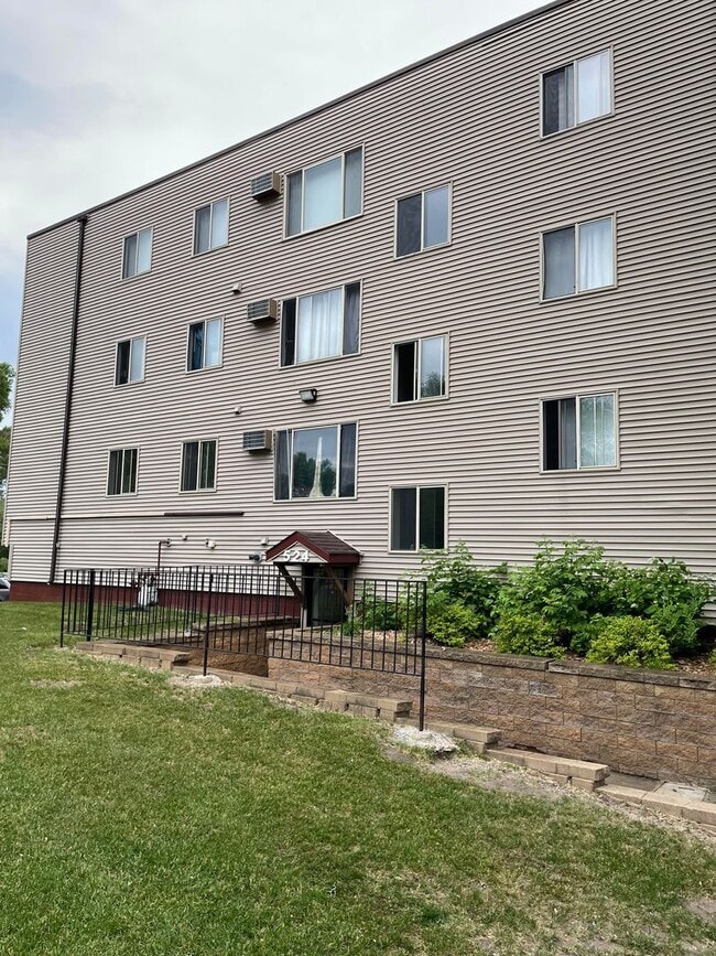 Building Photo - MOVE IN SPECIAL $1150.00 4 Bedroom Apartment
