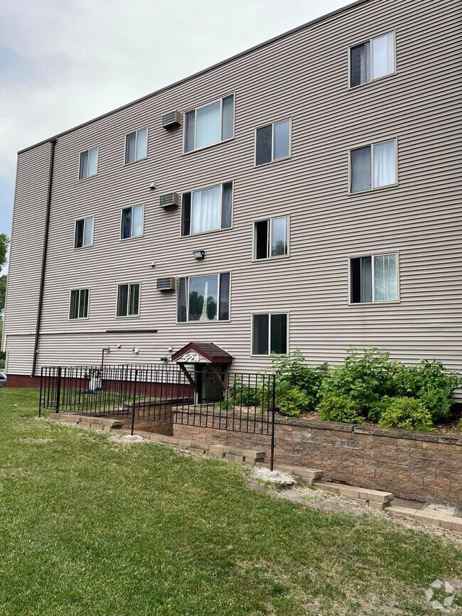 Building Photo - Newly Remodeled 4 Bedroom