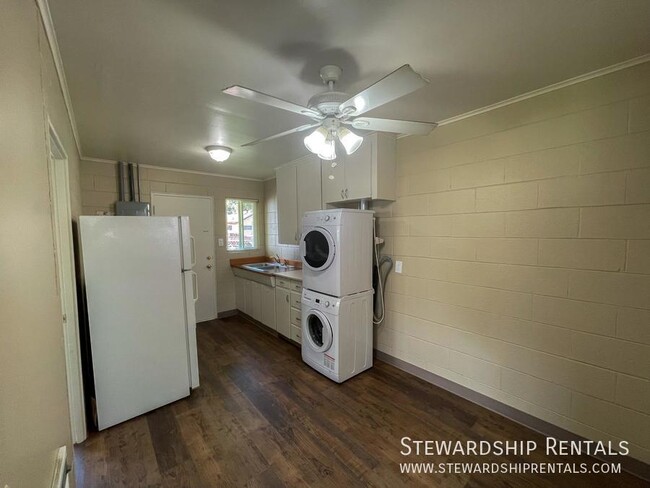 Building Photo - 1 Bed/1 Bath Duplex in Oakridge!