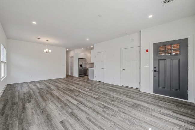 Building Photo - 725 Eastview Dr