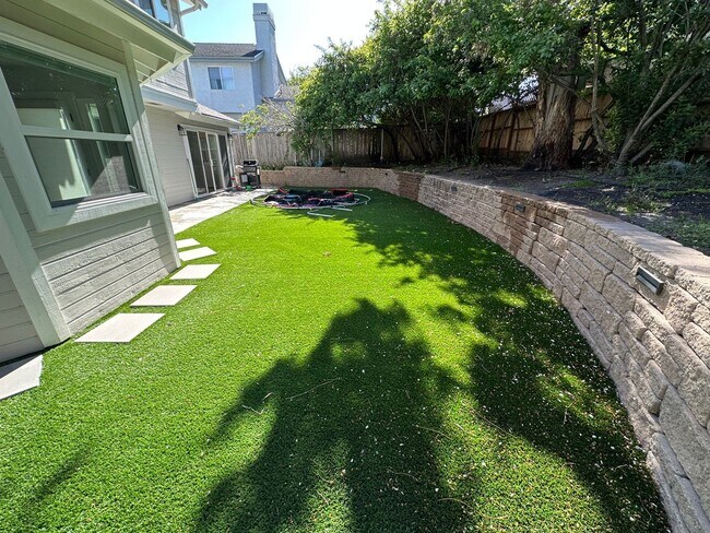 Building Photo - Updated 3 bedroom 2.5 bath with yard