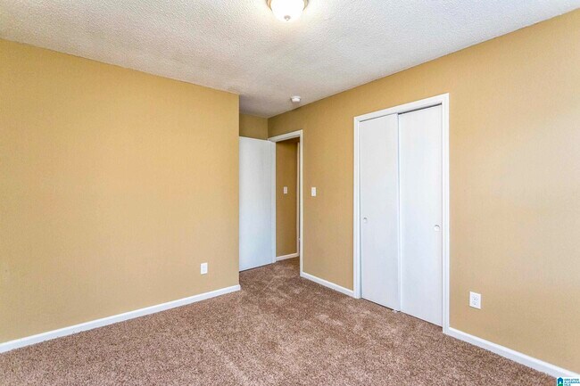 Building Photo - 5849 Janet Dr